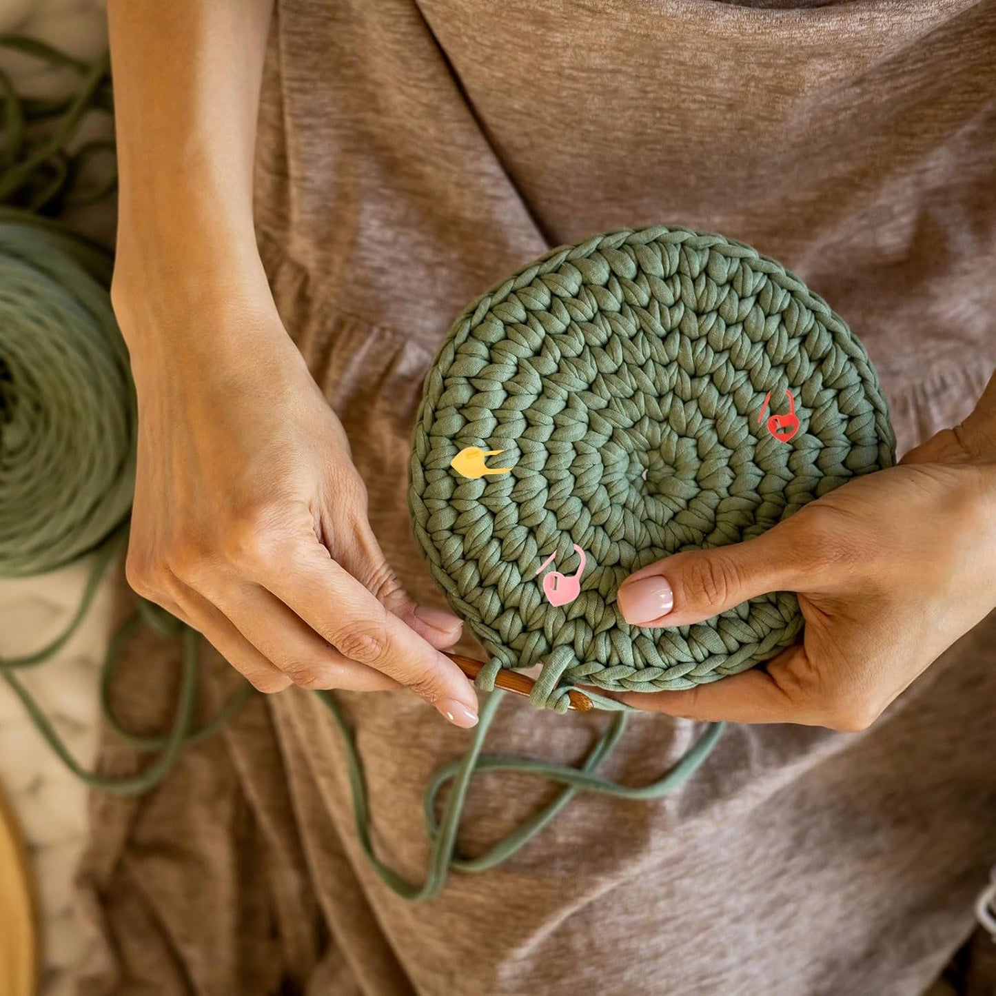 uxcell 200pcs Stitch Markers for Crocheting, Heart Shaped Crochet Marker Needle Clip Counter for Knitting Clothing Tag DIY Craft,Yellow