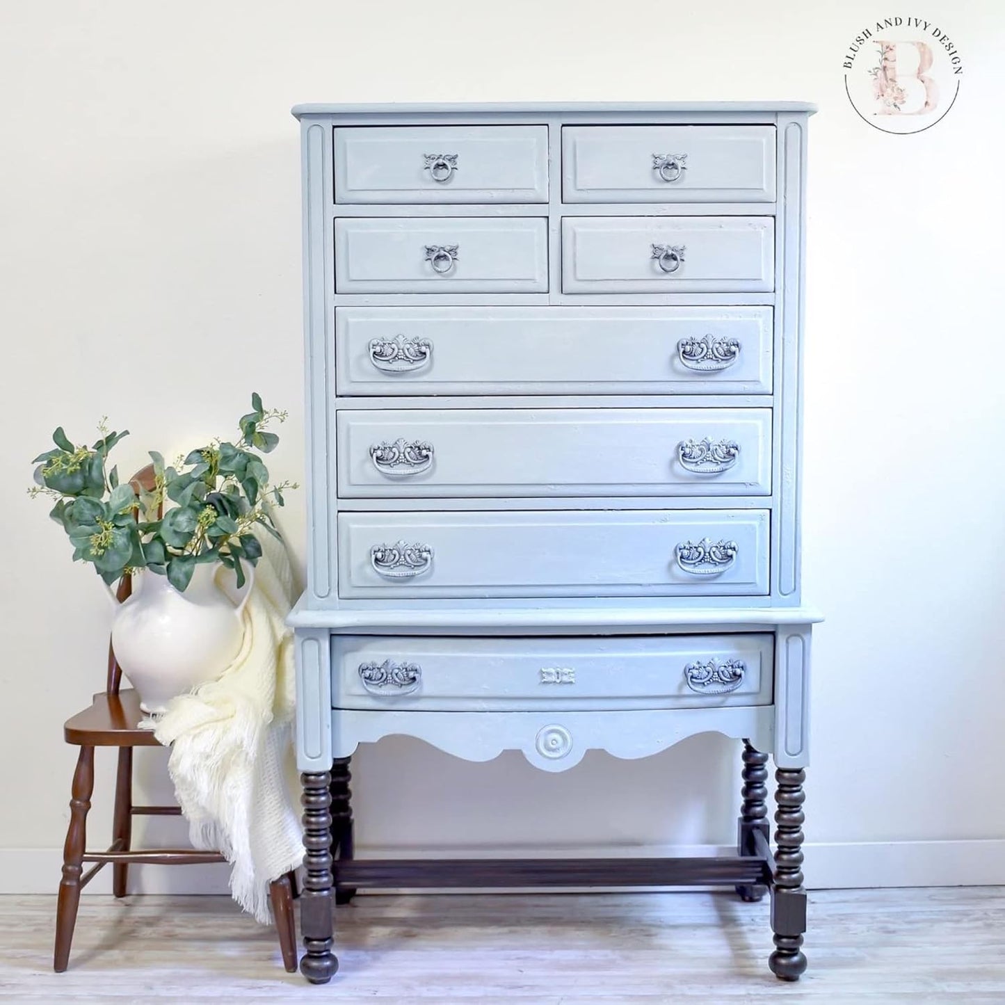 Dixie Belle Paint Company Chalk Finish Furniture Paint - Savannah Mist (32oz) - Matte Cloudy Blue Chic Chalk Mineral DIY Furniture Paint