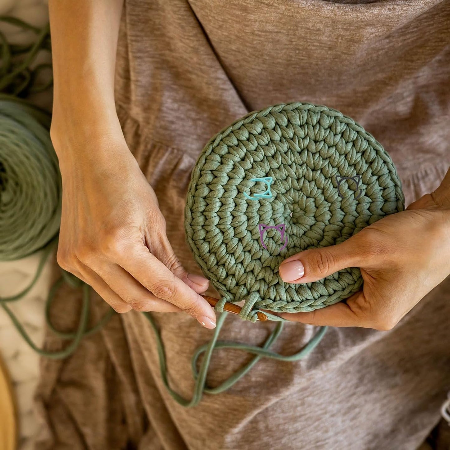 uxcell 50pcs Stitch Markers, Spiral Stitch Markers Crochet Needle Clip Counter Knit Ring Crochet Locking Sewing Accessories for DIY Handcraft Knitting and Crocheting, Red