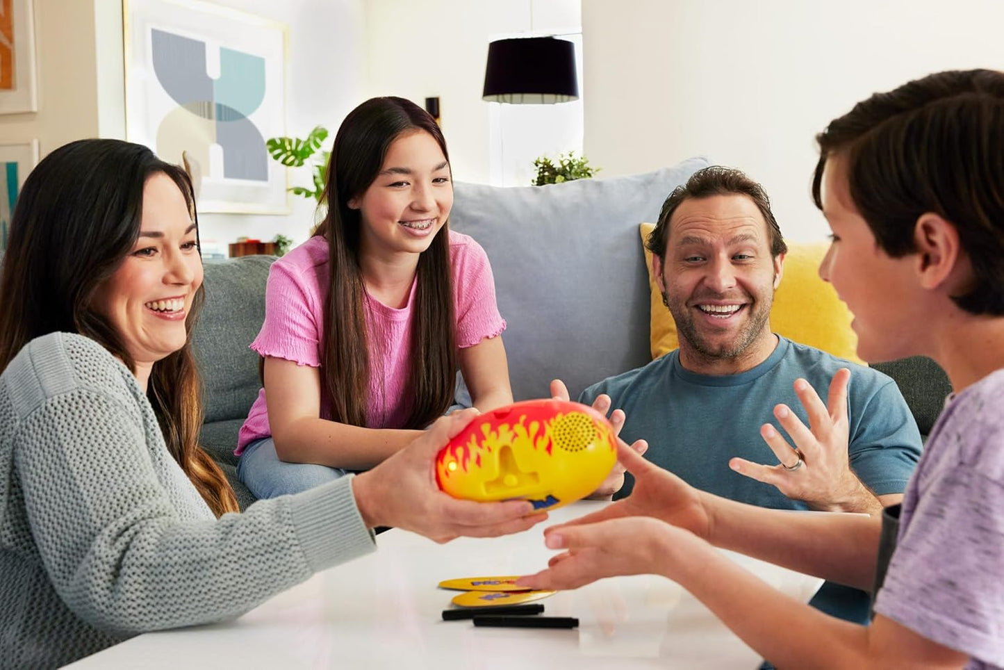 Mattel Games Pictionary Pic-Tato Hot Potato Game, Talks and Plays Music, Family Game for Kids, Adults with Erasable Markers and Boards